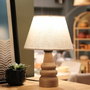 Opviq Lámpara de mesa AYD-3562 con cuerpo de madera y pantalla crema